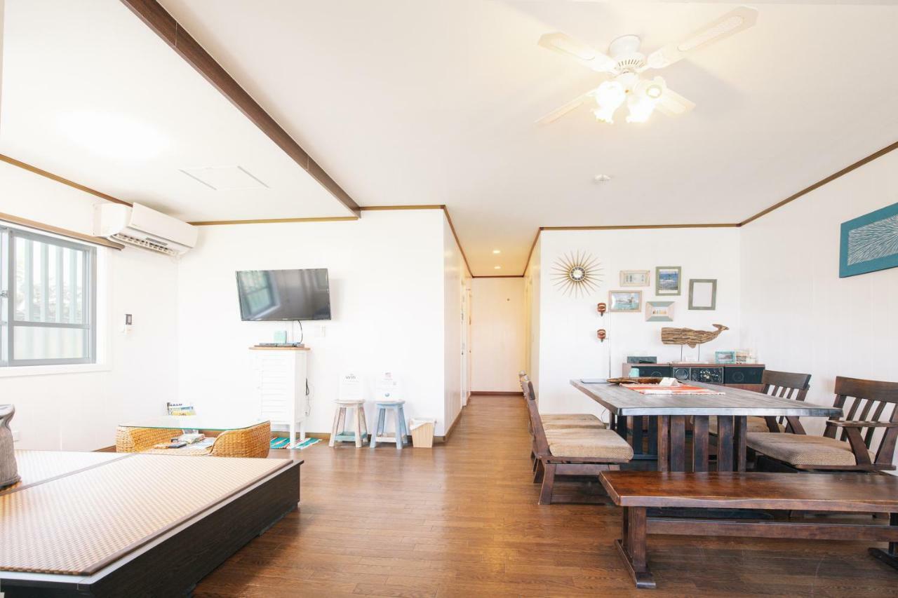Hotel Whale Okinawa Kadena Esterno foto